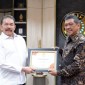 enghargaan Best Achievement Award 2023 dari Rakyat Merdeka diterima Jaksa Agung ST Burhanuddin  *SuarIndonesia/Humas)