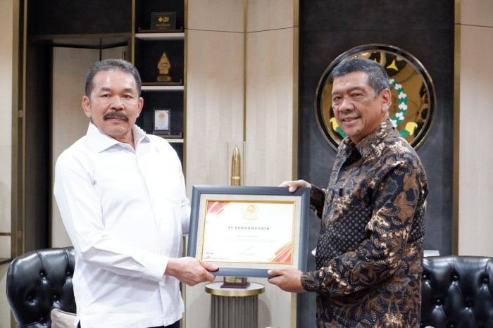 enghargaan Best Achievement Award 2023 dari Rakyat Merdeka diterima Jaksa Agung ST Burhanuddin  *SuarIndonesia/Humas)
