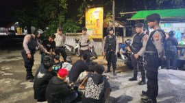 Pesta minuman keras (miras) oplosan, sembilan remaja digiring anggota Samapta Polresta Banjarmasin. (SuarIndonesia/YI)