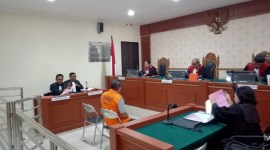 terdakwa Kias Silas, hadir langsung di persidangan .di Pengadilan Negeri Banjarmasin, Selasa (9/1/2024). (SuarIndonesia. HD)