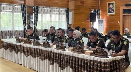 Kepala Kejaksaan Tinggi Kalimantan Selatan (Kajati Kalsel) Dr. Mukri, SH. MH bersama pejabatrnya mengikuti Rakernas (Rapat Kerja Nasional) Kejaksaan RI Tahun 2024, yang dibuka Jaksa Agung, ST Burhanuddin. Selasa  (9/1/2024)/ (SuarIndonesia/Humas)