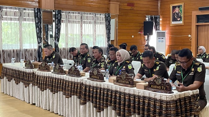 Kepala Kejaksaan Tinggi Kalimantan Selatan (Kajati Kalsel) Dr. Mukri, SH. MH bersama pejabatrnya mengikuti Rakernas (Rapat Kerja Nasional) Kejaksaan RI Tahun 2024, yang dibuka Jaksa Agung, ST Burhanuddin. Selasa  (9/1/2024)/ (SuarIndonesia/Humas)