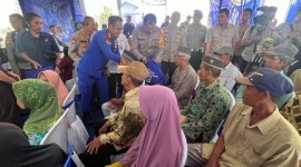 bakti sosial dan bakti kesehatan, pada warga pesisir dalam rangka Sambang Nusa Presisi, di Desa Tabunganen Kecil, Kecamatan Tabunganen, Kabupaten Barito Kuala, Rabu (10/1/2024). (SuarIndonesia/Ist)