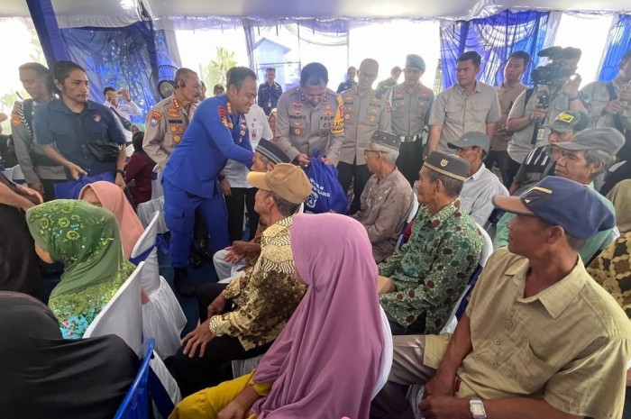 bakti sosial dan bakti kesehatan, pada warga pesisir dalam rangka Sambang Nusa Presisi, di Desa Tabunganen Kecil, Kecamatan Tabunganen, Kabupaten Barito Kuala, Rabu (10/1/2024). (SuarIndonesia/Ist)