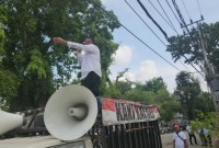 ak ketuk palu” atau belum disahkannya Perda Pajak dan Retribusi Daerah, menjadi sorotan massa dari  Komite Anti Korupsi Indonesia (KAKI) Kalimantan Selartan (Kalsel), Rabu (10/1/2024). (SuarIndonesia/Ist)