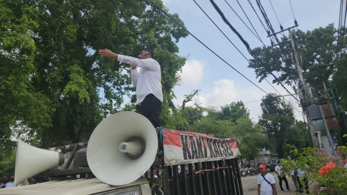 ak ketuk palu” atau belum disahkannya Perda Pajak dan Retribusi Daerah, menjadi sorotan massa dari  Komite Anti Korupsi Indonesia (KAKI) Kalimantan Selartan (Kalsel), Rabu (10/1/2024). (SuarIndonesia/Ist)