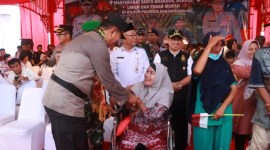 Dalam deklarasi damai juga dilaksanakan bakti sosial berupa penyaluran 1000 paket sembako bagi masyarakat yang kurang mampu, 50 Bazar UMKM, serta pasar murah, Rabu (10/1/2024) (SuarIndonesia/YI)