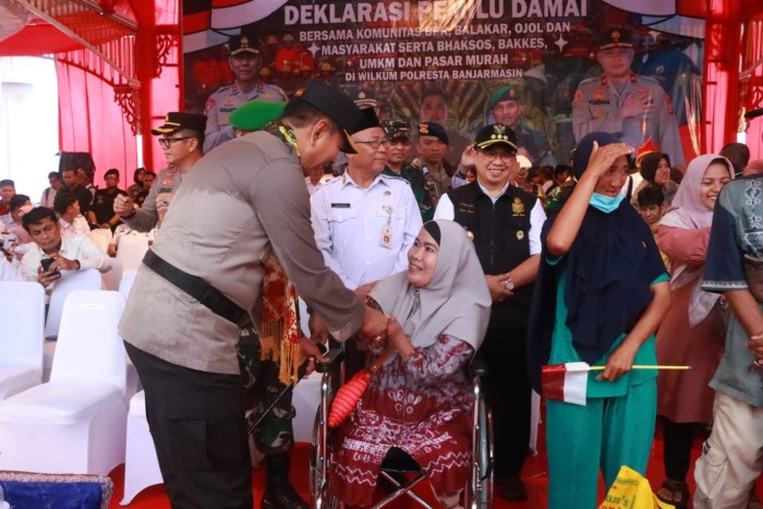 Dalam deklarasi damai juga dilaksanakan bakti sosial berupa penyaluran 1000 paket sembako bagi masyarakat yang kurang mampu, 50 Bazar UMKM, serta pasar murah, Rabu (10/1/2024) (SuarIndonesia/YI)