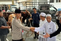 Kapolda Kalsel Irjen Pol  Winarto , Kamis (11/1/2024) menyerahkan bantuan sapi untuk Haul Guru Sekumpul ke-19 Tahun 2024. (SuarIndonesia/Ist)