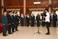 Empat Pejabat Pimpinan Tinggi Pratama Kabupaten Banjar di ambil sumpah jabatan oleh Bupati,  H Saidi Mansyur, pada Rabu (10/1/2024) (SuarIndonesia/Humas)