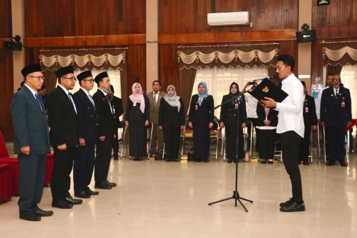 Empat Pejabat Pimpinan Tinggi Pratama Kabupaten Banjar di ambil sumpah jabatan oleh Bupati,  H Saidi Mansyur, pada Rabu (10/1/2024) (SuarIndonesia/Humas)