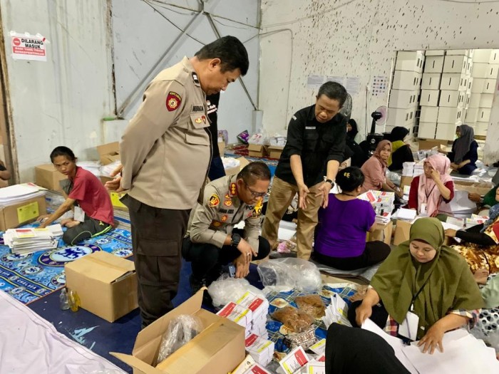 Proses pelipatan surat suara dalam kondisi lancar tidak ada kendala, yang mana Kapolresta Banjarmasin Kombes Pol Sabana Atmojo, langsung cek Gudang Logistik KPU Kota Banjarmasin, Jumat (12/1/2024). (SuarIndonesia/YI)