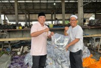Dinas Kelautan dan Perikanan (DKP) Kalsel membagikan ikan segar kepada dapur umum Haul ke 19 Abah Guru, Jumat (12/1/2024) (SuarIndonesia/RW)