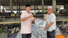 Dinas Kelautan dan Perikanan (DKP) Kalsel membagikan ikan segar kepada dapur umum Haul ke 19 Abah Guru, Jumat (12/1/2024) (SuarIndonesia/RW)