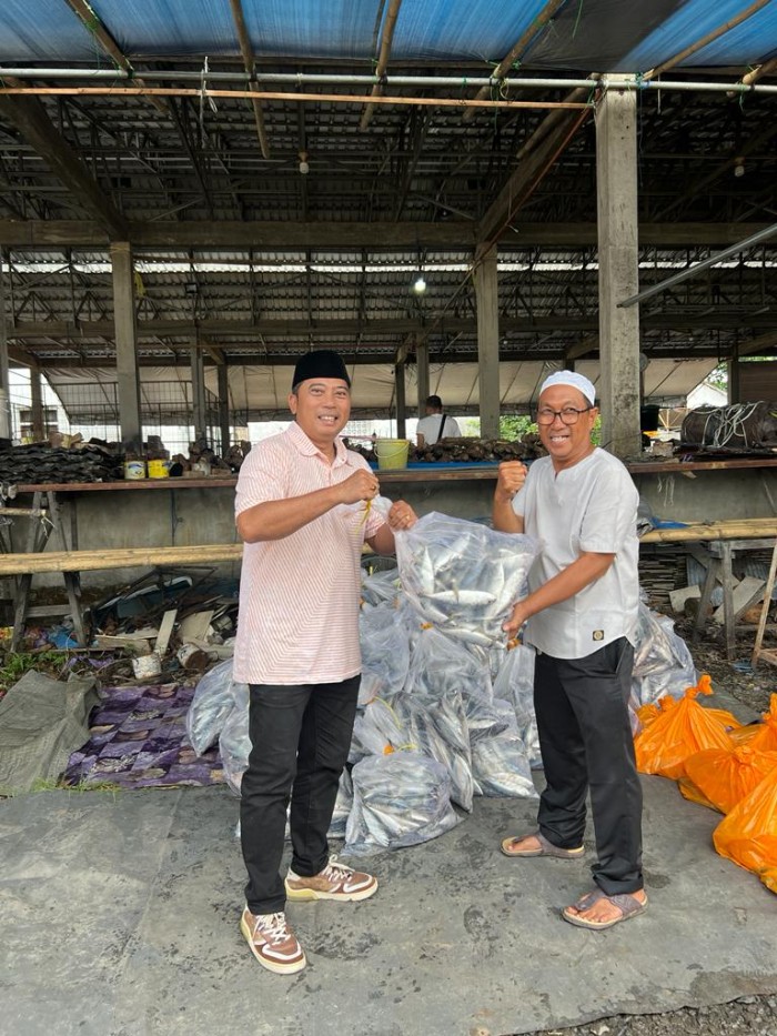 Dinas Kelautan dan Perikanan (DKP) Kalsel membagikan ikan segar kepada dapur umum Haul ke 19 Abah Guru, Jumat (12/1/2024) (SuarIndonesia/RW)