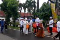 Humasbankkalsel
BAGIKAN MAKANAN - Bank Kalsel KCP Syariah bagikan 6.000 makanan ringan untuk jamaah Haul Guru Sekumpul.  (SuarIndonesia/Humas Bank Kalsel)