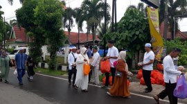 Humasbankkalsel
BAGIKAN MAKANAN - Bank Kalsel KCP Syariah bagikan 6.000 makanan ringan untuk jamaah Haul Guru Sekumpul.  (SuarIndonesia/Humas Bank Kalsel)