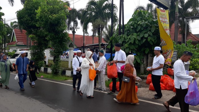 Humasbankkalsel
BAGIKAN MAKANAN - Bank Kalsel KCP Syariah bagikan 6.000 makanan ringan untuk jamaah Haul Guru Sekumpul.  (SuarIndonesia/Humas Bank Kalsel)