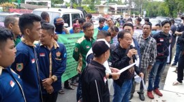Massa, yang melakukan aksi demo dari Lembaga Swadaya Masyarakat (LSM) Forpeban, IPP, Pemuda Islam dan Pemuda Mandala Trikora Kalsel.H dengan koordinstor,  H Dinjaya, Senim (15/1/2024)(SuarIndonesia/Ist)