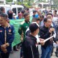 Massa, yang melakukan aksi demo dari Lembaga Swadaya Masyarakat (LSM) Forpeban, IPP, Pemuda Islam dan Pemuda Mandala Trikora Kalsel.H dengan koordinstor,  H Dinjaya, Senim (15/1/2024)(SuarIndonesia/Ist)
