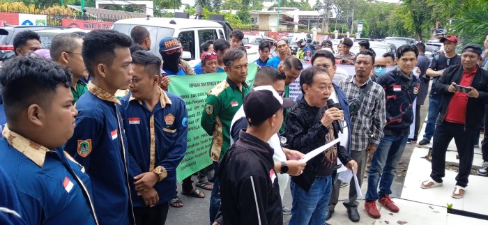 Massa, yang melakukan aksi demo dari Lembaga Swadaya Masyarakat (LSM) Forpeban, IPP, Pemuda Islam dan Pemuda Mandala Trikora Kalsel.H dengan koordinstor,  H Dinjaya, Senim (15/1/2024)(SuarIndonesia/Ist)