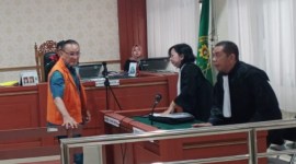 terdakwa Koh Lian Silas, pada putusan selanya menolak eksepsi yang diajukan penasihat hukum terdakwa yakni Ernawati SH MH dan rekan. *SuarIndonesia/HD)