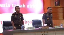 Kajat) Kalsel, Dr Mukri SH MH (kanan) didamping Plt. Wakil Kajati, A. Yani, SH.MH