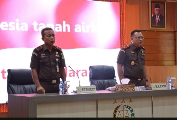 Kajat) Kalsel, Dr Mukri SH MH (kanan) didamping Plt. Wakil Kajati, A. Yani, SH.MH