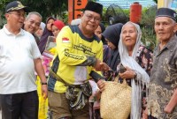 Paman Birin sangat dekat dengan masyarakat. (SuarIndonesia/Ist)