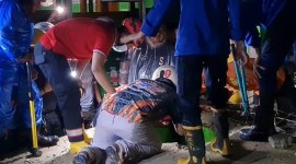 Seorang buruh bangunan bernama Mulyadi (35),  tewas akibat  terkena  runtuhan sebuah bangunan sekolah, JUmat (19/1/2023) (SuarIndonesia/DO)