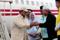 Prabowo menyalami dan turut didoakan Guru Wildan. (SuarIndonesia/ RW)