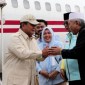 Prabowo menyalami dan turut didoakan Guru Wildan. (SuarIndonesia/ RW)