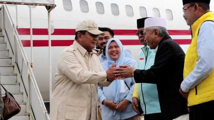 Prabowo menyalami dan turut didoakan Guru Wildan. (SuarIndonesia/ RW)
