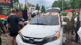 Pohon timpa  sebuah mobil Honda Brio ketika parkir di  Jalan Anang Adenansi Kota Banjarmasin, tepatnya dekat Bundaran Taman Kamboja , Senin (22/1/2024). (SuarIndonesia/YI)
