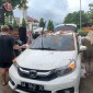 Pohon timpa  sebuah mobil Honda Brio ketika parkir di  Jalan Anang Adenansi Kota Banjarmasin, tepatnya dekat Bundaran Taman Kamboja , Senin (22/1/2024). (SuarIndonesia/YI)