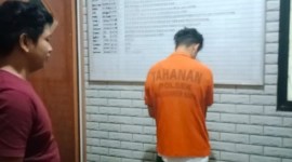 ersangka berinsial AN (18) saat ditemui sejumlah media di Mapolsekta Banjarmasin Barat, Senin (22/1/2024). (SuarIndonesia/DO)