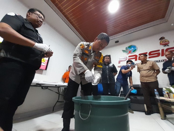 narkotika jenis sabu dan pil ekstasi, dimusnahkan Rabu (24/1/2024) dipimpin Wakapolresta Banjarmasin, AKBP Arwin Amrih Wientama didampangi Kasat Reserse Narkoba Polresta Banjarmasin, Kompol R Prawira Bala Putra Dewa. (SuarIndonesia/YI)