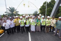 Jembatan penghubung Kabupaten Banjar dan Barito Kuala (Batola) diresmikan Gubernur Kalsel, H. Sahbirin Noor atau Paman Birin, Rabu (24/1/2024). (SuarIndonesia/Humas)
