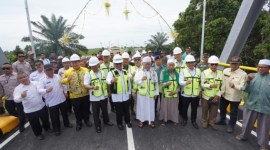 Jembatan penghubung Kabupaten Banjar dan Barito Kuala (Batola) diresmikan Gubernur Kalsel, H. Sahbirin Noor atau Paman Birin, Rabu (24/1/2024). (SuarIndonesia/Humas)