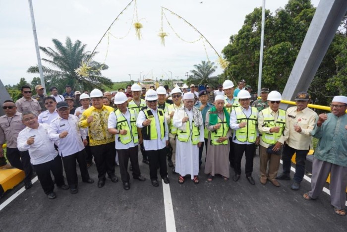 Jembatan penghubung Kabupaten Banjar dan Barito Kuala (Batola) diresmikan Gubernur Kalsel, H. Sahbirin Noor atau Paman Birin, Rabu (24/1/2024). (SuarIndonesia/Humas)