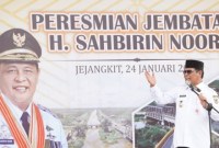 Jembatan ini diberi nama H. Sahbirin Noor. Nama  diambil dari nama Gubernur Kalsel. (SuarIndonesia/Humas)
