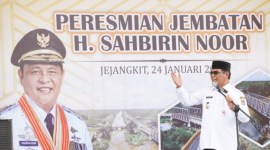 Jembatan ini diberi nama H. Sahbirin Noor. Nama  diambil dari nama Gubernur Kalsel. (SuarIndonesia/Humas)