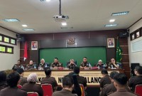 Tim Pengawasan dipimpin Dr. Masnur SH. MH, bersama para pemmeruiksa dan auditor, disambut Kepala Kejaksaan Negeri (Kajari) Balangan, Dr Fajar Gurindro , ST. SH MH beserta jajaran. (SuarIndonesia/Humas)
