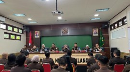 Tim Pengawasan dipimpin Dr. Masnur SH. MH, bersama para pemmeruiksa dan auditor, disambut Kepala Kejaksaan Negeri (Kajari) Balangan, Dr Fajar Gurindro , ST. SH MH beserta jajaran. (SuarIndonesia/Humas)