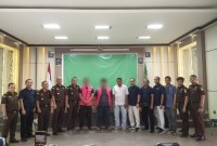 dua tersangka dan barang bukti beserta harta kekayaan yang disita terkait proses penyidikan tindak pidana di bidang perpajakan berinisial AA dan JA diserahkan kepada Kejaksaan Negeri Tanah Bumbu. (SuarIndonesia/Humas)