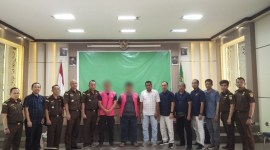 dua tersangka dan barang bukti beserta harta kekayaan yang disita terkait proses penyidikan tindak pidana di bidang perpajakan berinisial AA dan JA diserahkan kepada Kejaksaan Negeri Tanah Bumbu. (SuarIndonesia/Humas)