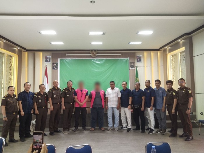 dua tersangka dan barang bukti beserta harta kekayaan yang disita terkait proses penyidikan tindak pidana di bidang perpajakan berinisial AA dan JA diserahkan kepada Kejaksaan Negeri Tanah Bumbu. (SuarIndonesia/Humas)