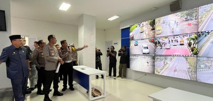 Pelayanan masyarakat berbasis teknologi informasi tyerus ditingkatkan, dan Kapolda Kalsel, Irjen Pol Winarto resmikan Gedung RTMC dan SBST, di Jalan A Yani, Km 21, Kecamatan Landasan Ulin, Kecamatan Liang Anggang, Kota Banjarbaru, Jum'at (26/1/2024). (SuarIndonesia/Ist)