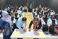 Penandatanganan Surat Perjanjian Kerjasama antara Lazis Assalam Fil Alamin dengan Poltekken Kemenkes Banjarmasin, Jumat (26/1/2024) dan diakhiri dengan foto bersama. (SuarIndonesia/Ist)