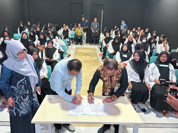 Penandatanganan Surat Perjanjian Kerjasama antara Lazis Assalam Fil Alamin dengan Poltekken Kemenkes Banjarmasin, Jumat (26/1/2024) dan diakhiri dengan foto bersama. (SuarIndonesia/Ist)